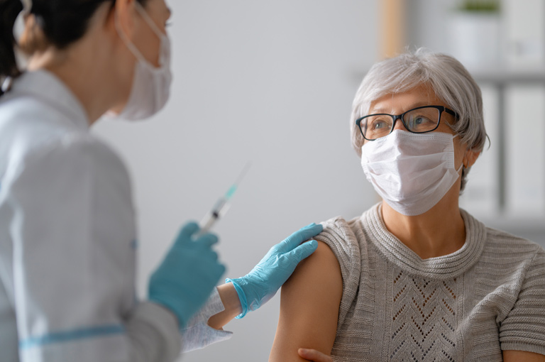 Cijepljenje protiv COVID-19 može smanjiti rizik od srčanog i moždanog udara