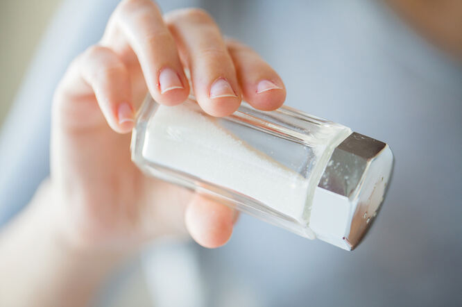 Dodavanje soli hrani povećava rizik od bolesti bubrega