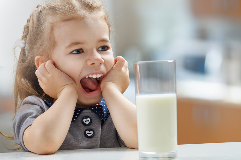 Imaju li djeca koja piju punomasno mlijeko manji rizik od pretilosti?