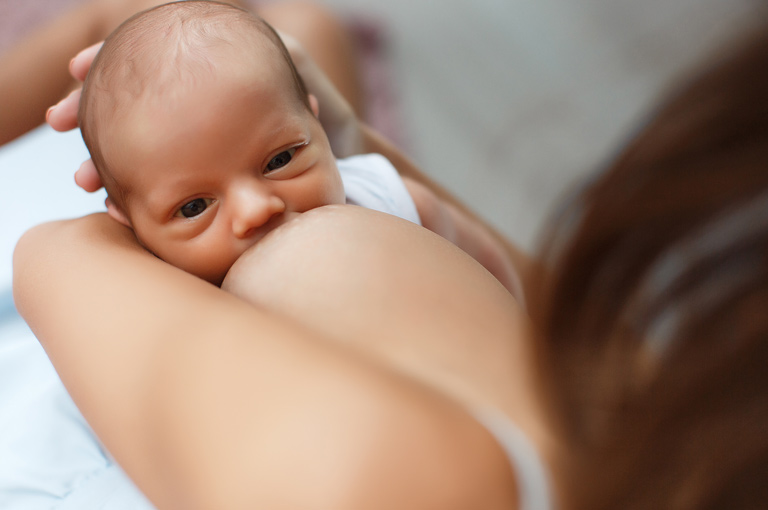 Izgleda da i majka i dojenče mogu pridonijeti mikrobiomu ljudskog mlijeka