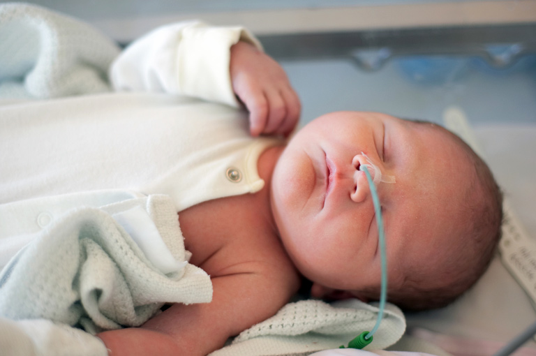 Je li dojenčad izložena većem riziku od COVID-19 od druge djece?