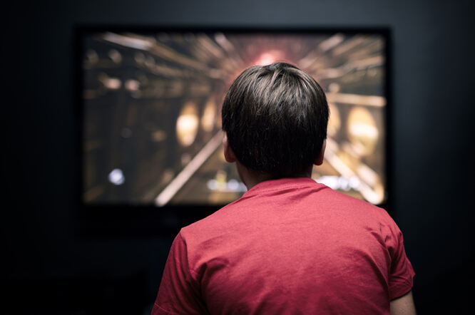 Kratkovidnost može biti uzrokovana produljenim fokusom na krupni plan u okruženjima sa slabim osvjetljenjem