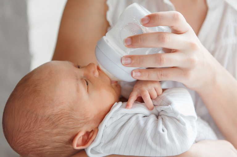 Majčino mlijeko i dojenačka formula djeluju različito ma mikrobiom dojenčeta