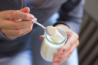 Muškarci koji jedu jogurt dva puta tjedno imaju manju vjerojatnost od razvoja raka debelog crijeva Muškarci koji jedu jogurt dva puta tjedno imaju manju vjerojatnost od razvoja raka debelog crijeva