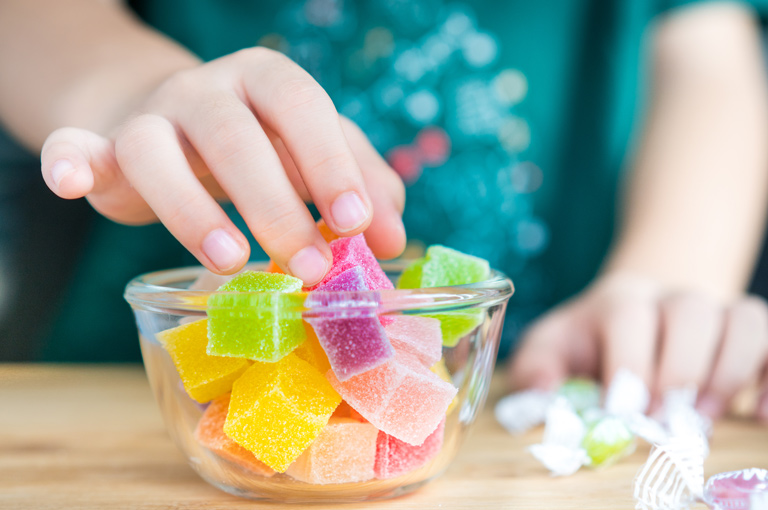 Ograničavanje pretjerane konzumacije šećera može smanjiti rizik od masne jetre u djece