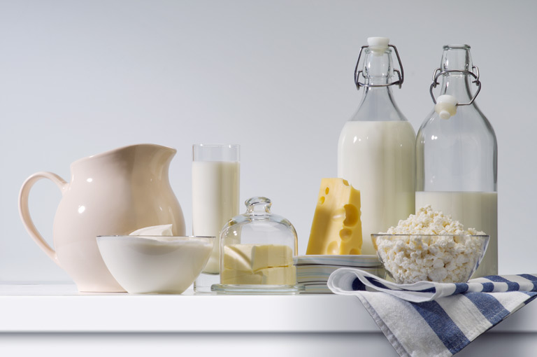 Pijenje kravljeg mlijeka tijekom dojenja povezano sa smanjenim rizikom od alergije na hranu u djece