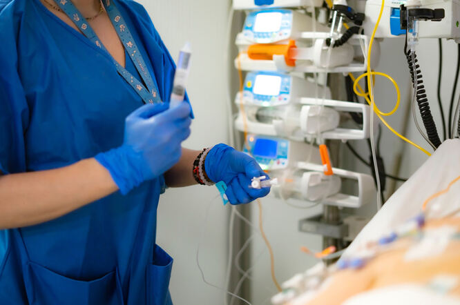 Primjena nesterilnih rukavica od strane medicinskih sestara tijekom pripreme intravenoznih antibiotika ne štiti od infekcija