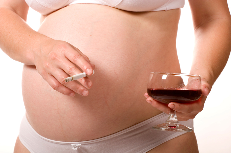 Pušenje i konzumiranje alkohola tijekom trudnoće povećava rizik od sindroma iznenadne dojenačke smrti