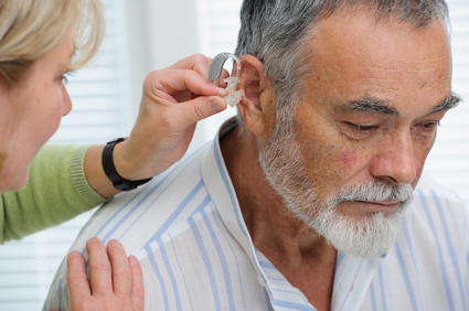 Slušna pomagala mogu usporiti kognitivno propadanje kod starijih osoba
